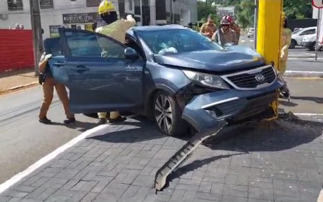 Condutor perde controle de veículo após mal súbito e colide em poste