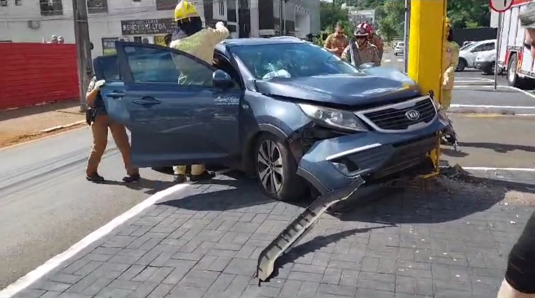 Condutor perde controle de veículo após mal súbito e colide em poste