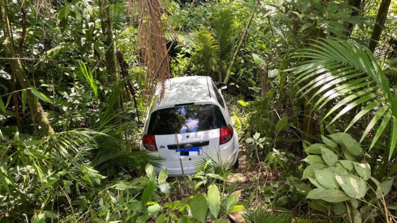 Motorista de 26 anos tem mal súbito ao volante e cai de barranco; por pouco não bateu em uma carreta