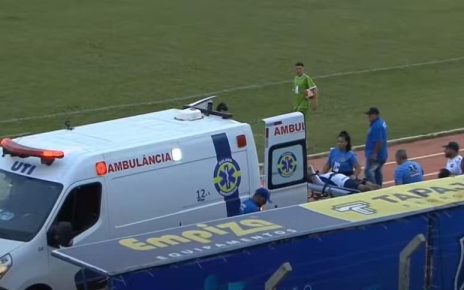 Ao passar mal, Jogador sai de campo de ambulância durante jogo do Paulistão