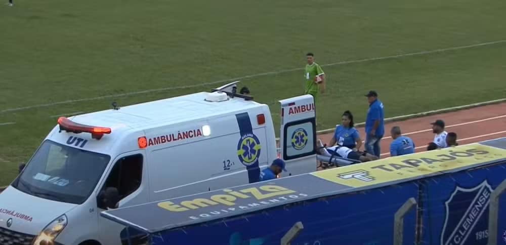 Ao passar mal, Jogador sai de campo de ambulância durante jogo do Paulistão