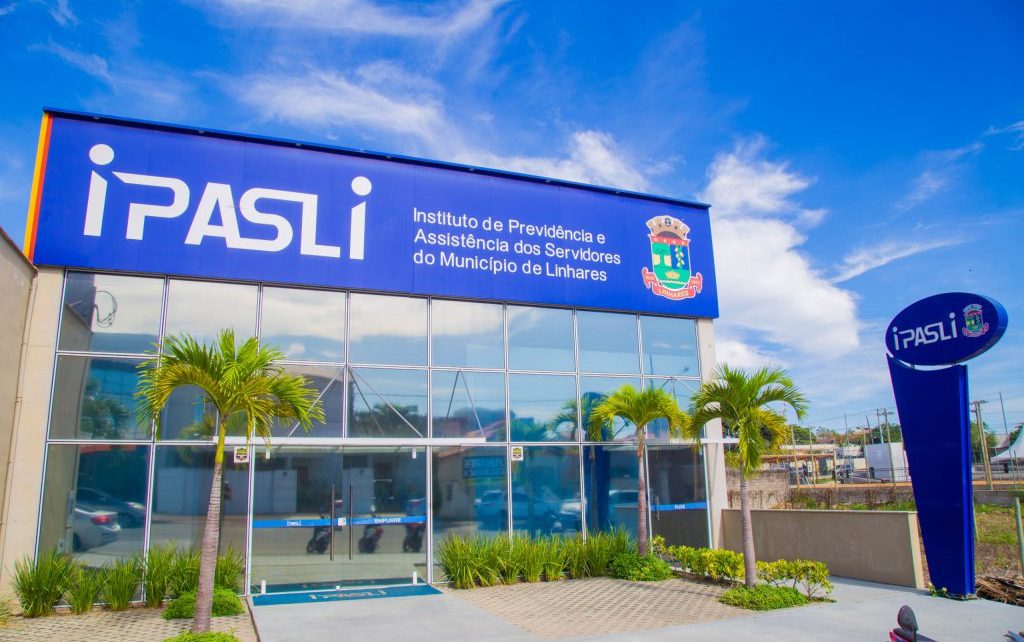 O Instituto de Previdência e Assistência dos Servidores do Município de Linhares (Ipasli) realizará o XVII Seminário Previdenciário dos Aposentados e Pensionistas do Município. O evento será no dia 15 de junho, às 9 horas, na sede do Sindicato dos Servidores Públicos Municipais de Linhares (SISPML), localizada à avenida Paraguai, s/nº, no bairro Jardim Laguna. O diretor-presidente do Ipasli, Amantino Pereira Paiva, informou que durante o seminário serão abordadas orientações referentes à saúde e a respeito do instituto que os representa. “Vamos nos reunir para orientar os aposentados e pensionistas a respeito das temáticas, além de promover um momento de integração e valorização desses profissionais que ajudaram a construir a cidade”, comentou o diretor-presidente. Ao final do evento, haverá uma confraternização entre os aposentados e pensionistas