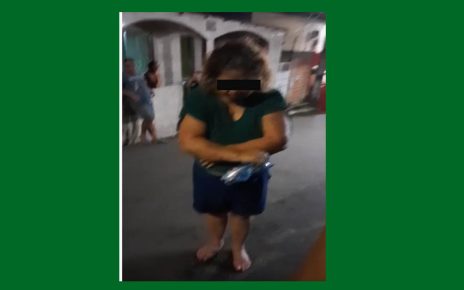 Mulher imóvel por mais de 2 horas assusta moradores que solicitam ajuda foto redes sociais