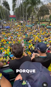 Nikolas Ferreira publicou um vídeo com imagens do ato. Em seu discurso, o parlamentar chamou Moraes de “ditador” e “psicopata”. As informações são do poder360. – Hoje o que estamos vivendo no Brasil é uma democracia tão falha que quem fala contra ela é censurado. Olha o crime que cometi hoje: postei no Twitter. Tive a ousadia de postar no Twitter. Porque olha só, o STF agora não vai multar porque você usou, o requisito agora é ter feito posts de discurso de hoje – falou.