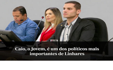 urante sua fala, o vereador Caio Ferraz destacou que discutir moradia vai muito além da construção de casas. “Quando falamos de moradia, não estamos falando apenas de um teto. Estamos falando de dignidade, de segurança, de pertencimento. É a base para que uma pessoa possa reconstruir a sua vida”, afirmou. Ele também chamou atenção para a realidade nacional e local, lembrando que o Brasil enfrenta um déficit habitacional superior a 6 milhões de moradias e que mais de 300 mil pessoas vivem em situação de rua. Em Linhares, segundo ele, cerca de 60 pessoas estão nessa condição. O vereador ressaltou ainda o papel da Casa da Acolhida no município, que oferece não apenas abrigo, mas também encaminhamento para serviços de saúde e programas de reinserção social. “Não é apenas um espaço de acolhimento, é um espaço de recomeço”, pontuou. Outro destaque foi o avanço habitacional no município, com a entrega de residenciais como Jocafe I e II, Rio Doce e Mata do Cacau, além de novos empreendimentos em construção, como o Nova Santa Cruz I e II. Apesar disso, mais de 3.000 famílias ainda aguardam por uma moradia. Em sua fala, o padre Hansmiller destacou o papel da Igreja na promoção da dignidade humana por meio da Campanha da Fraternidade. “Neste ano, a Igreja lança o olhar sobre a moradia, entendendo que ela é fundamental para a dignidade da pessoa. É uma questão complexa, que exige união e responsabilidade, por isso a importância do diálogo na busca por soluções. A Igreja se coloca nesse caminho, contribuindo e refletindo sobre o que estamos fazendo em nosso município. Precisamos evitar julgamentos e olhar para essas pessoas com caridade, como Cristo nos ensinou”, concluiu. Durante o encontro, foi possível perceber o comprometimento e o cuidado das equipes que atuam diariamente nessa área, de forma incansável e sempre com esperança de transformar realidades e resgatar vidas. “Nosso trabalho é baseado no diálogo e no convencimento, já que não há como obrigar o acolhimento. Ofertamos os serviços da assistência social a partir da construção de confiança. Entendemos tanto a dor do morador quanto de quem está na rua. Cada pessoa tem uma história e precisa ser vista com respeito, empatia e um olhar caridoso”, reforçou Jenifer Pagung, do setor de Abordagem Social. A audiência também abriu espaço para a participação da população, fortalecendo o diálogo e a construção coletiva de soluções para o município. Ao final, ficou evidente que essa é uma questão desafiadora, que exige um trabalho contínuo, feito com paciência, responsabilidade e, sobretudo, humanidade. “Muitas vezes, a população não conhece de perto essa realidade, o que pode gerar julgamentos e preconceitos. No entanto, é fundamental reforçar que cada pessoa em situação de rua é, antes de tudo, um ser humano, que precisa ser visto com respeito, amor e compaixão”, destacou o vereador Caio Ferraz.