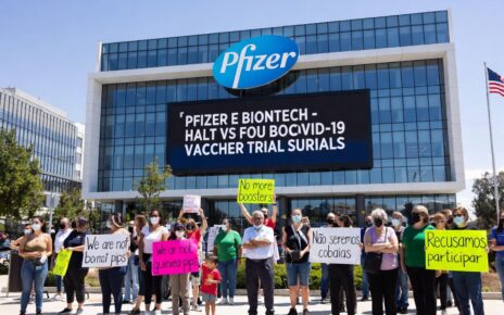 Grandes empresas farmacêuticas interromperam abruptamente seus mais recentes testes de reforço da vacina de mRNA contra a COVID-19 porque, literalmente, não conseguiram encontrar participantes suficientes dispostos a participar. Após anos manipulando a opinião pública americana e lucrando centenas de bilhões com vacinas experimentais que nos foram impostas sob o pretexto de "saúde pública", as mesmas corporações que se associaram ao governo Biden, a Anthony Fauci e à grande mídia mentirosa agora enfrentam a dura realidade: os americanos não serão mais cobaias. De acordo com cartas internas enviadas aos investigadores do ensaio clínico e obtidas pela Reuters , a Pfizer está a encerrar o seu estudo sobre as injeções "atualizadas" em adultos saudáveis ​​com idades compreendidas entre os 50 e os 64 anos.